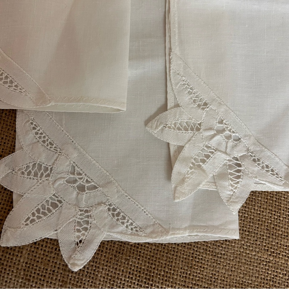 D-10 NWOT Set of 4 Elegant White Lace Trim Napkins - Picture 4 of 4